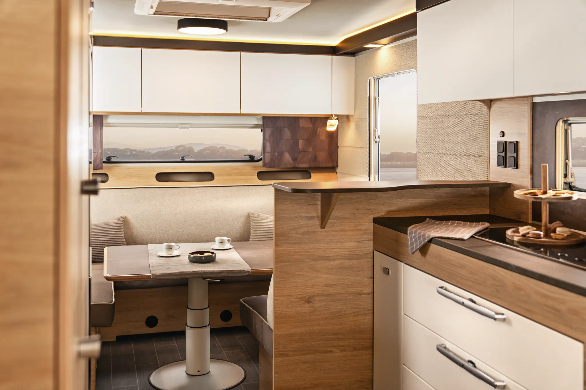 TABBERT Pantiga 550 TDL - Kitchen and seating mood