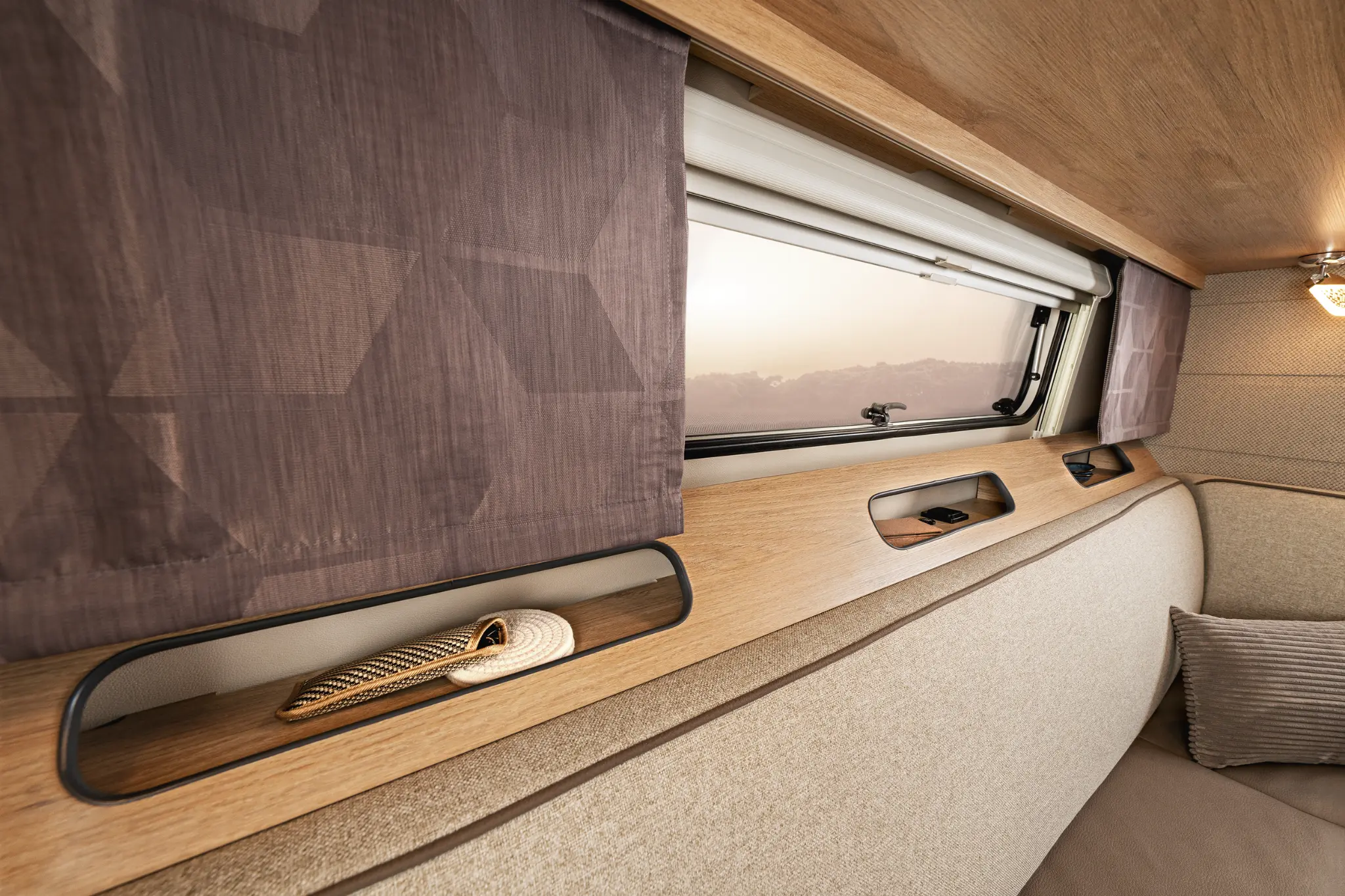 TABBERT Pantiga 550 TDL - Storage and seating detail