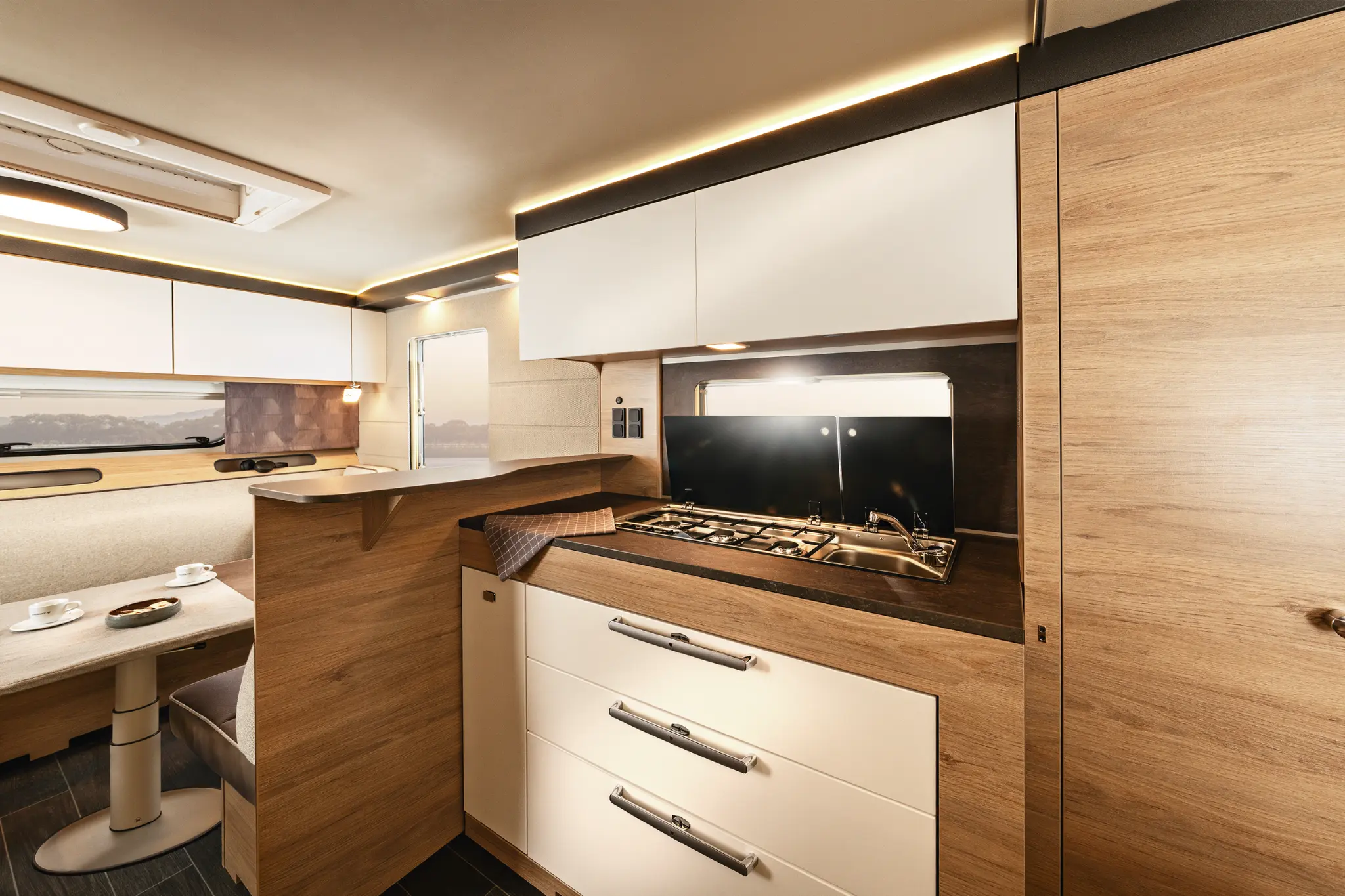 TABBERT Pantiga 550 TDL - Kitchen with stove